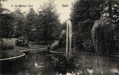 16221 Gezicht in het Walkartpark met vijver en fontein en gemengde bomen en struiken te Zeist uit het zuidwesten.